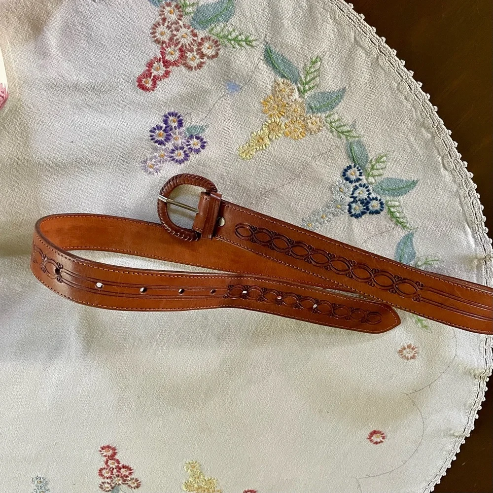 Vintage Hand Tooled Western Brown Leather Belt. Unisex 43